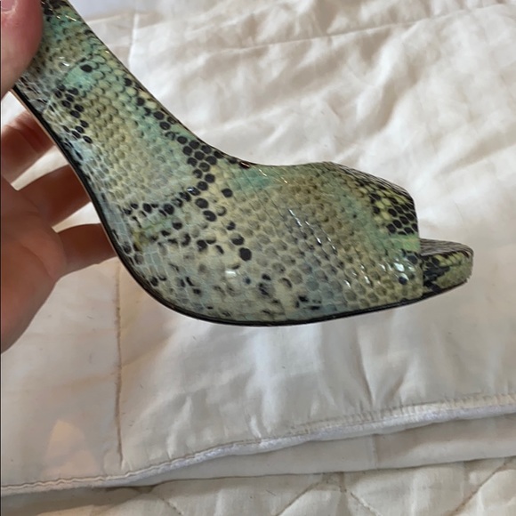 Gorgeous! Ann Taylor Snake Skin Pumps/Heels EUC in Turquoise/Aqua - Picture 7 of 7